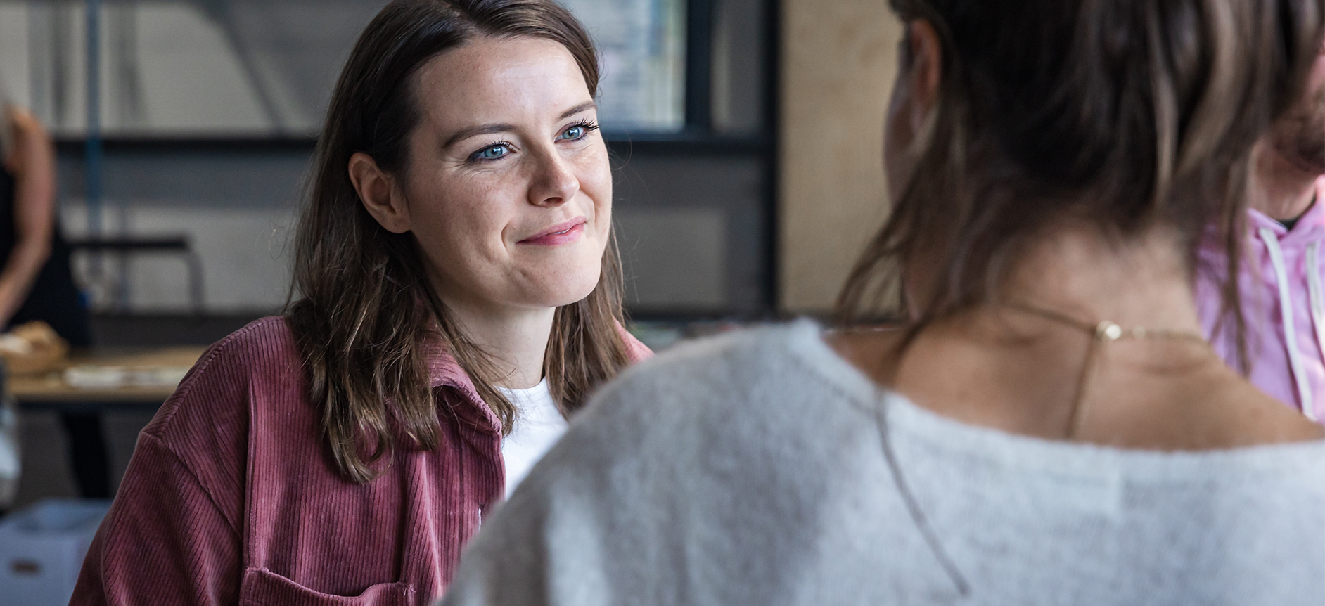 Celine luistert aandachtig naar leefstijlcoaching gesprek