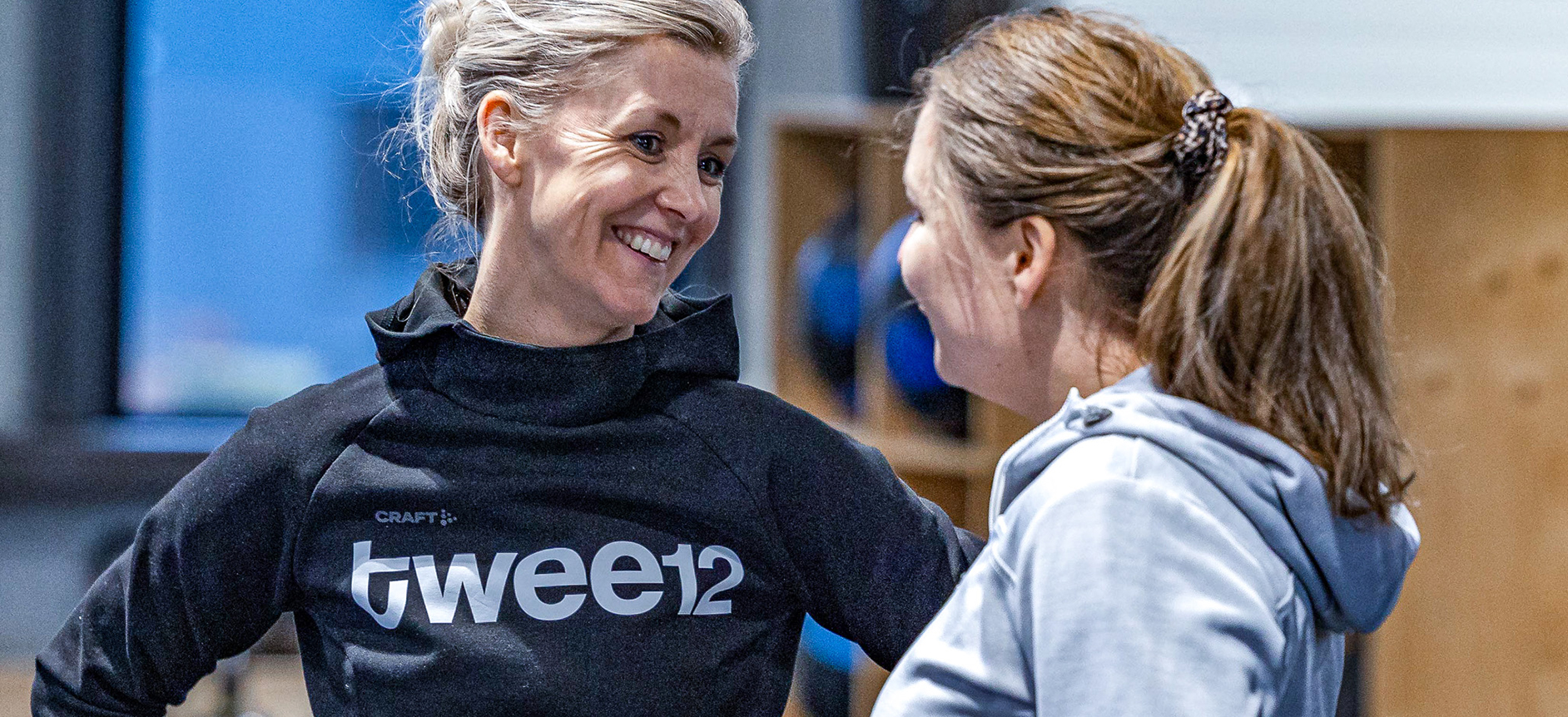 TWEE12 dames kletsen met elkaar tijdens personal training