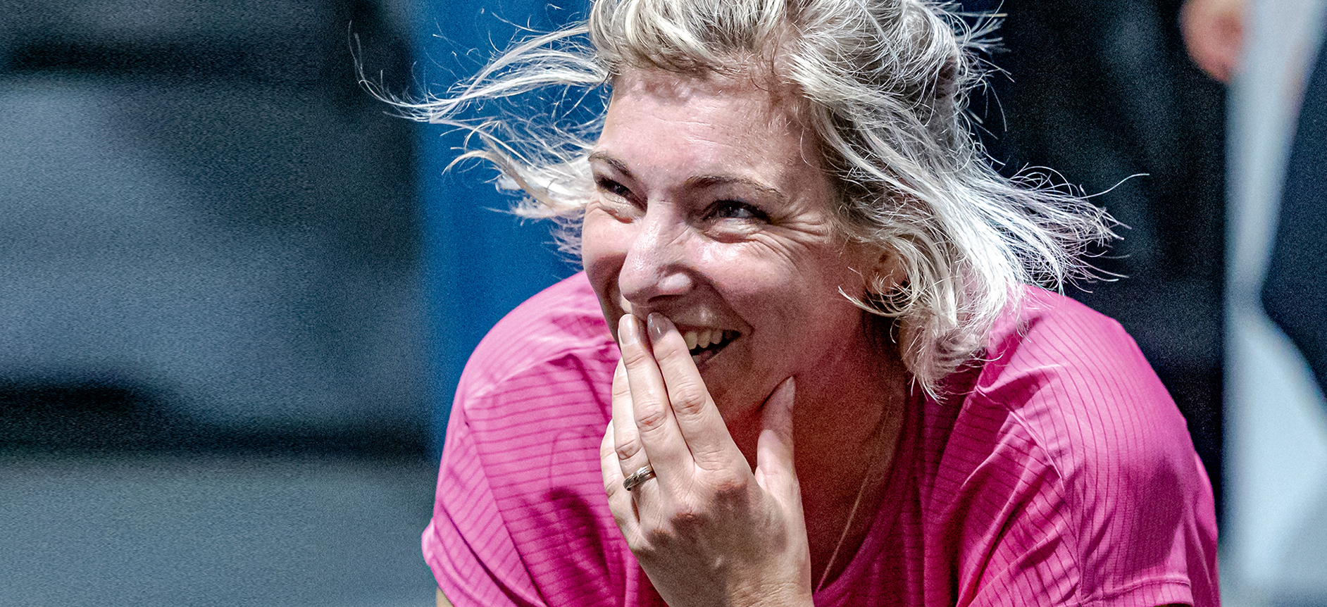 TWEE12 member lacht en geniet tijdens training