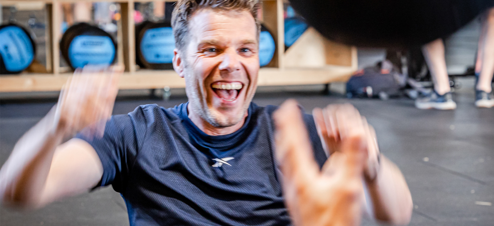 Blij TWEE12 member met medicine ball