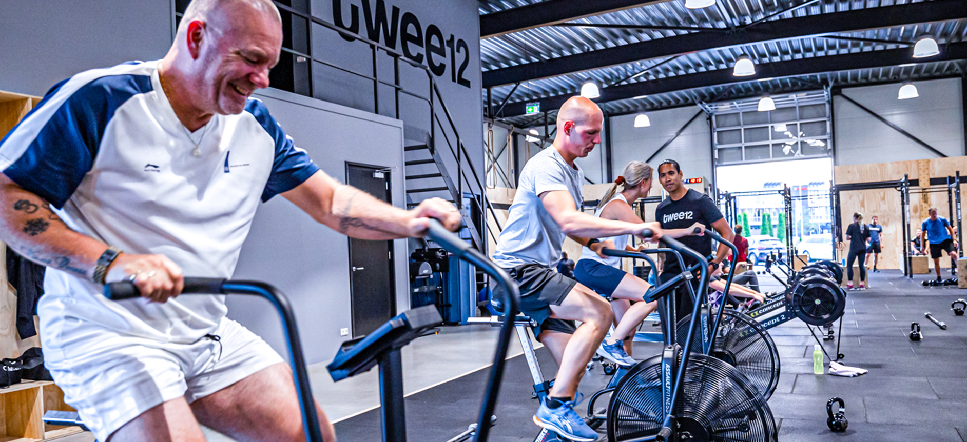 TWEE12 leden zijn hard aan het werk op de fiets tijdens groepstraining.