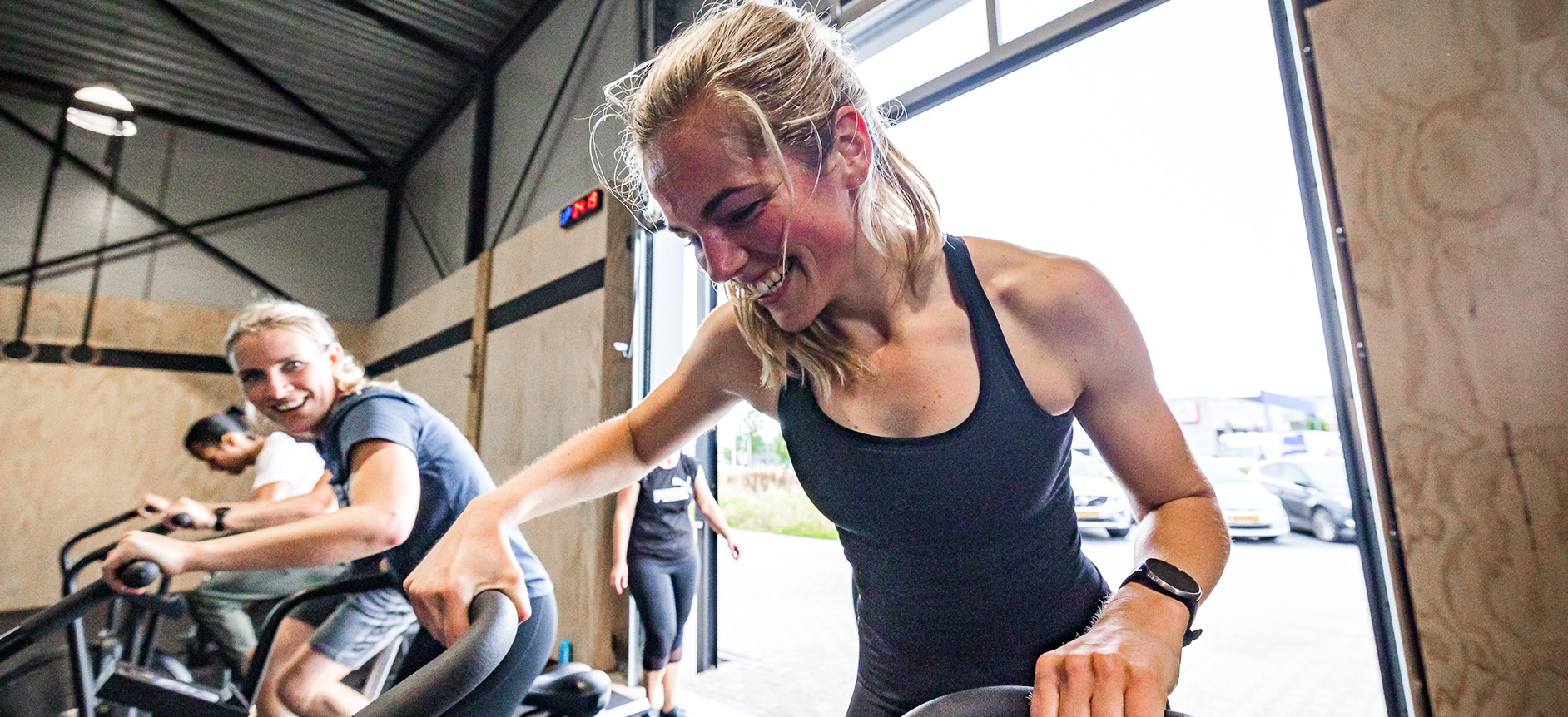 Ellen lacht op de assault bike