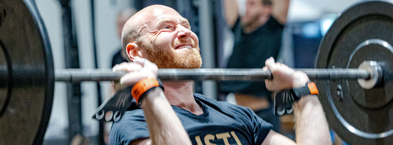 Member met halter en gewichten tijdens CrossFit les