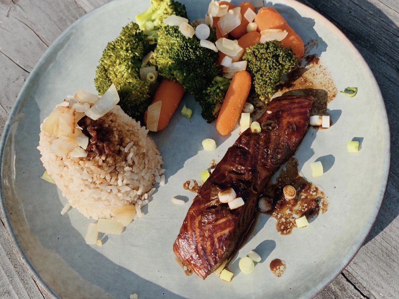 Gemarineerde zalm met groente en rijst