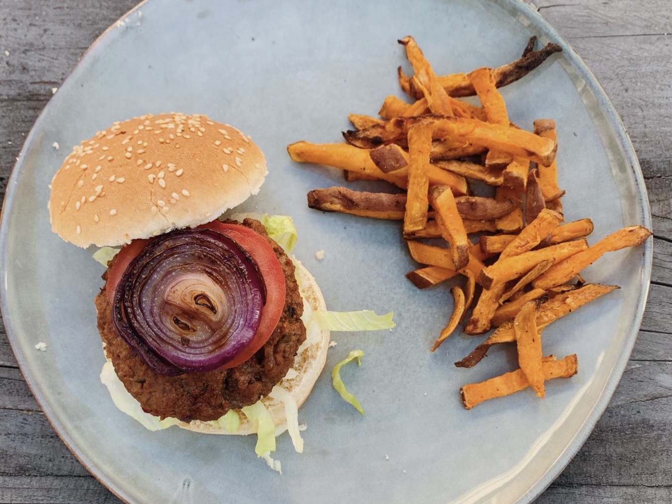 Hamburger met zoete aardappelfriet