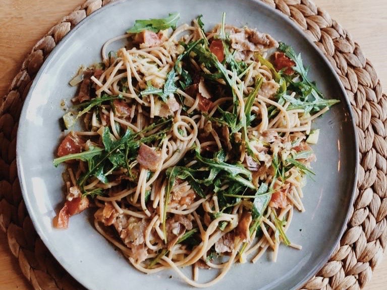 PestoPasta met rauwe ham en rucola
