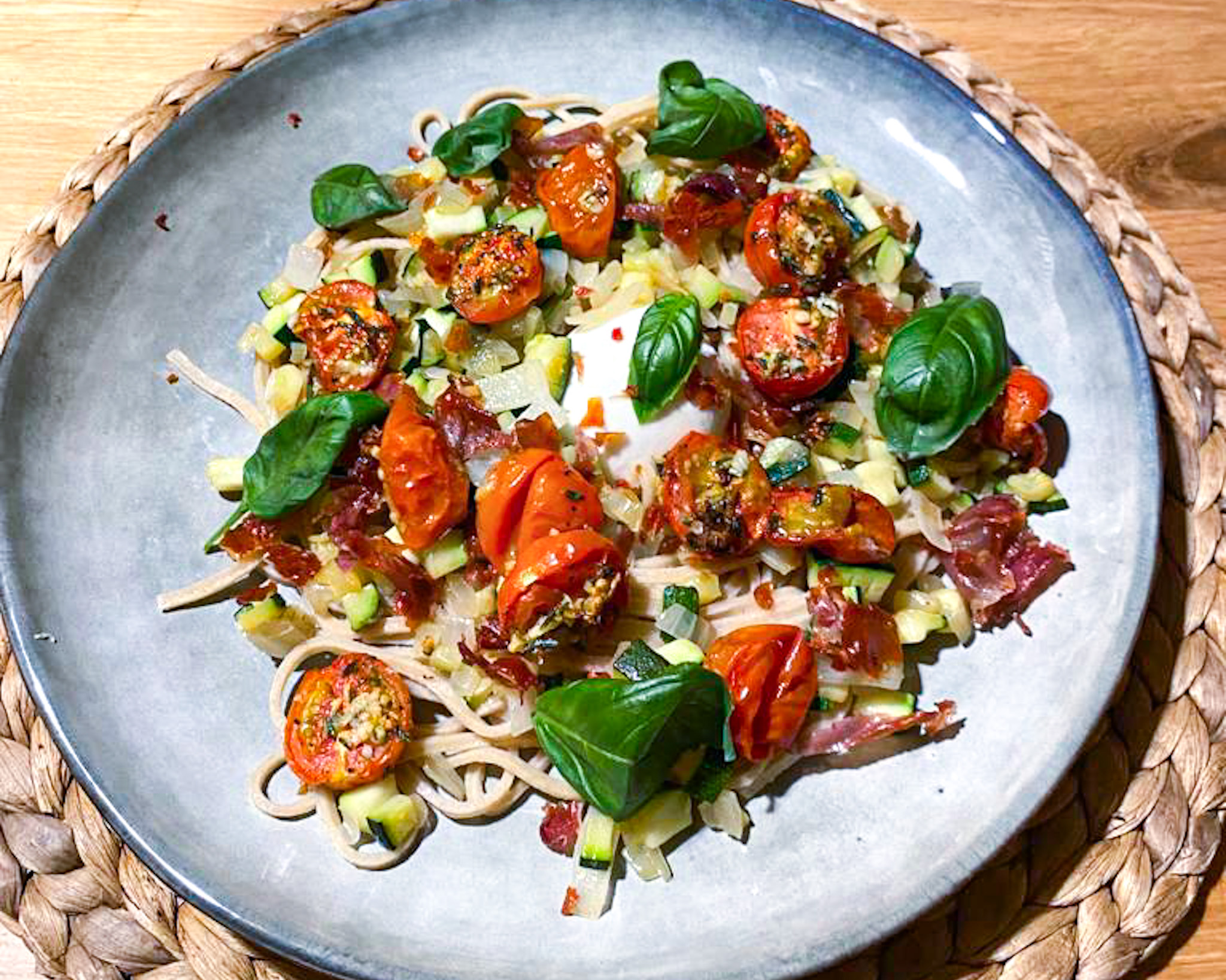 Pasta met knoflooktomaatjes en burrata