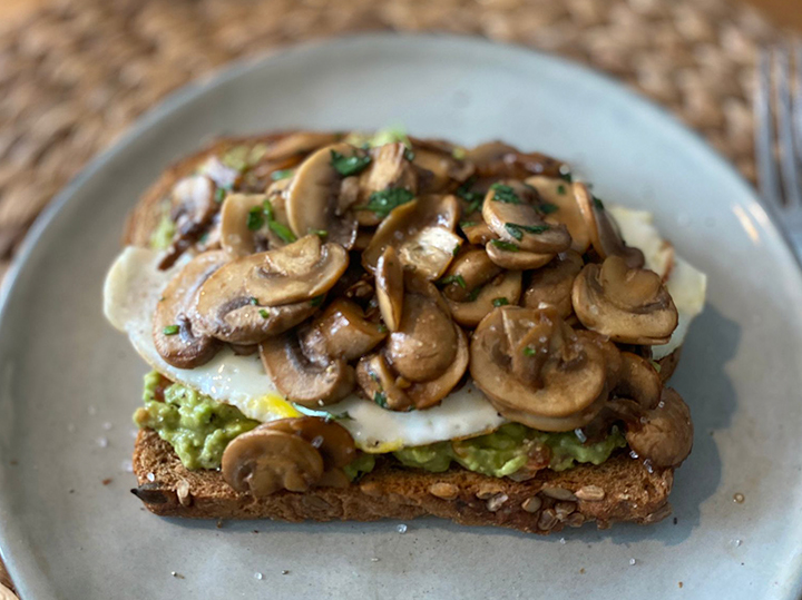 Geroosterd brood met smashed avocado en champignons