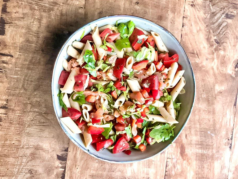 Pastasalade met zalm en honingmosterddressing