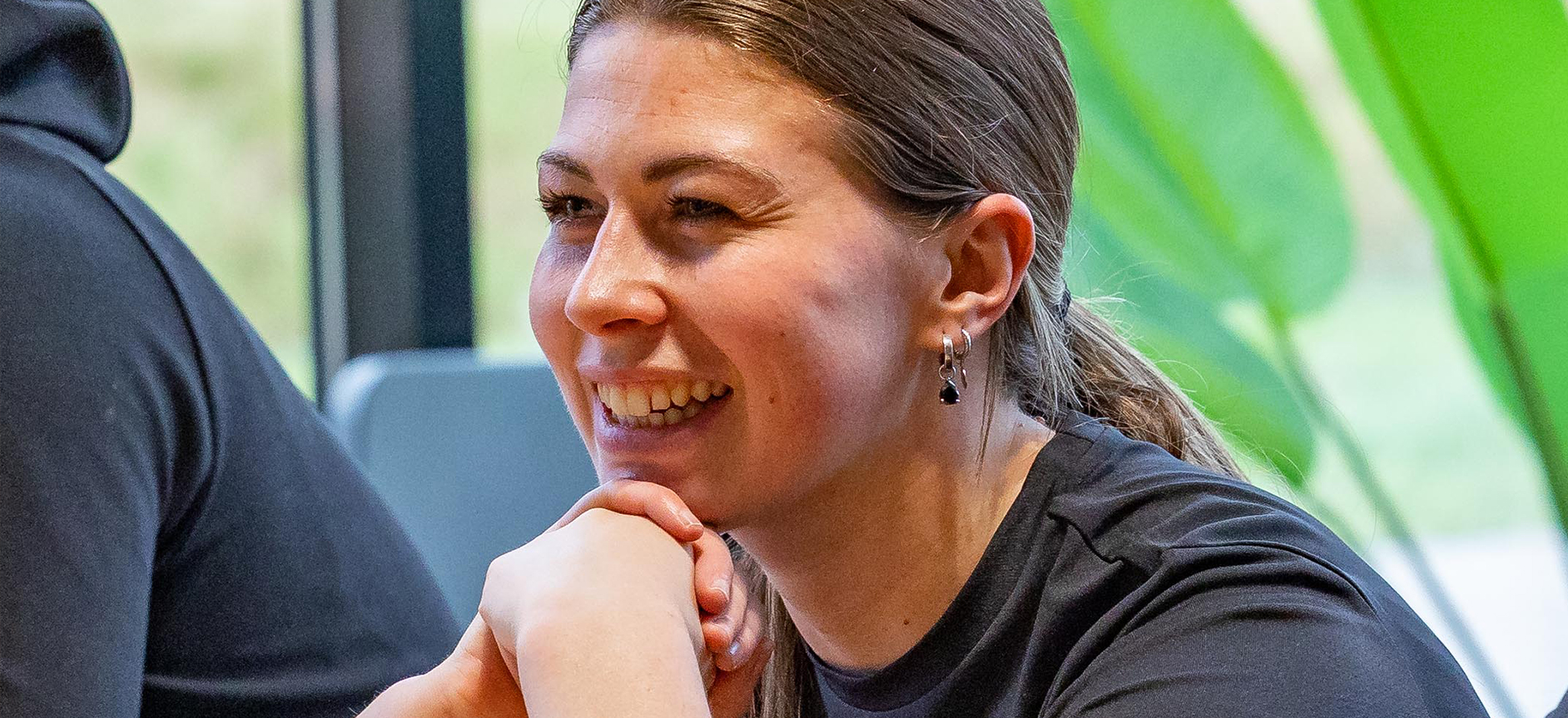 TWEE12 member lacht en luister aandachtig naar een leefstijlcoaching gesprek