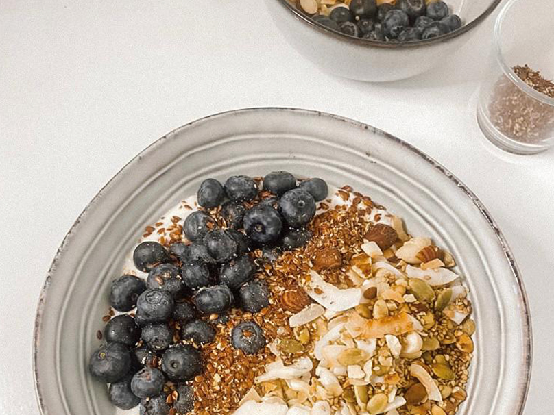 Bananenyoghurt met kokoscrunch en blauwe bessen