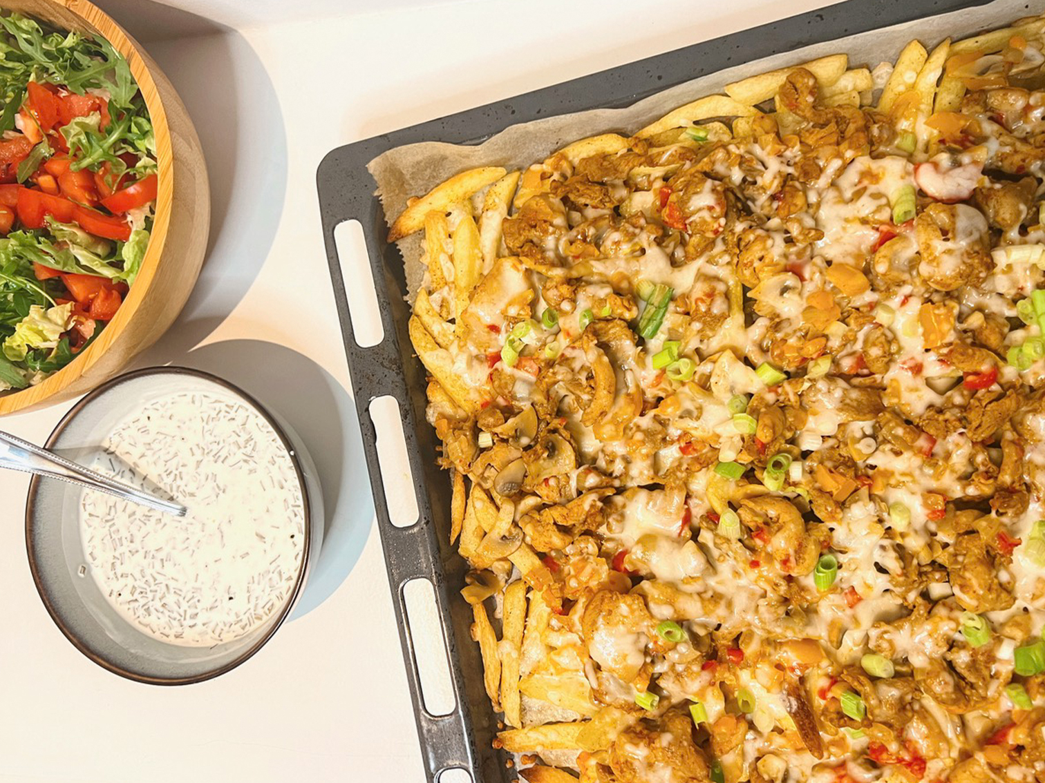 Loaded fries met kipshoarma