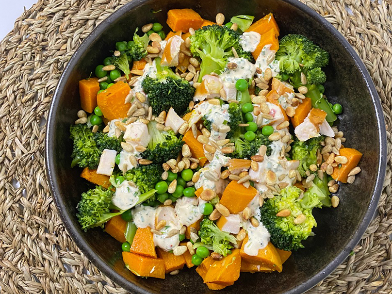 Zoete aardappelsalade met gerookte kip